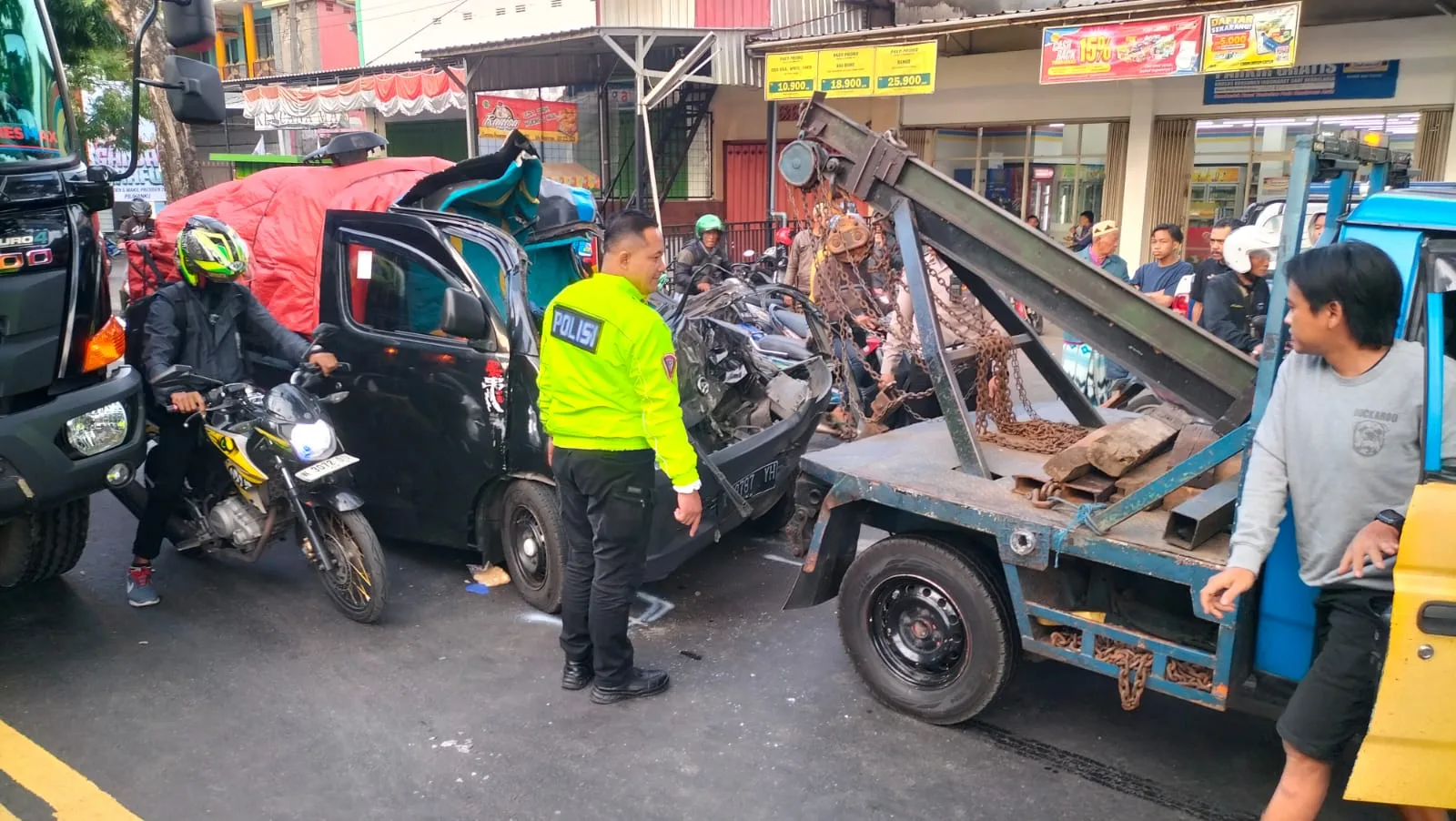tabrak truk parkir