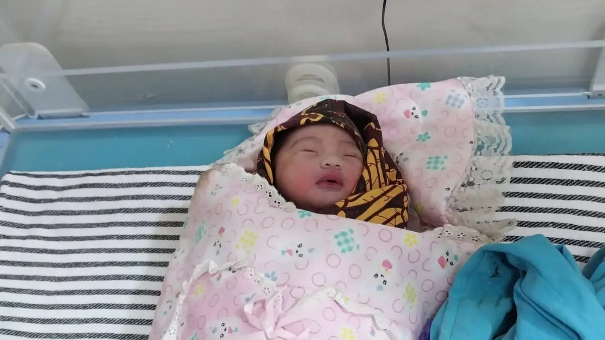Bayi perempuan