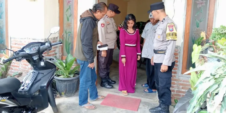 bayi perempuan ditemukan di teras rumah warga