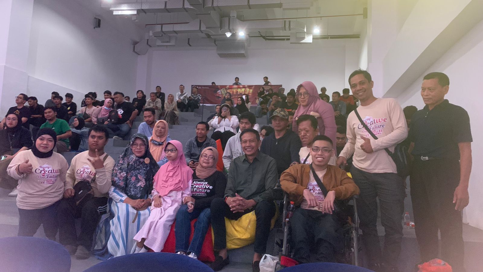 PJ Wali KOta Wahyu HIdayat bersama para penonton