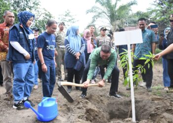 Wakil Bupati Malang Didik Gatot Subroto ikut dalam aksi penanaman pohon di wilayah Remun, Dampit, Malang oleh PJT I dan PNM. Foto: PJT I