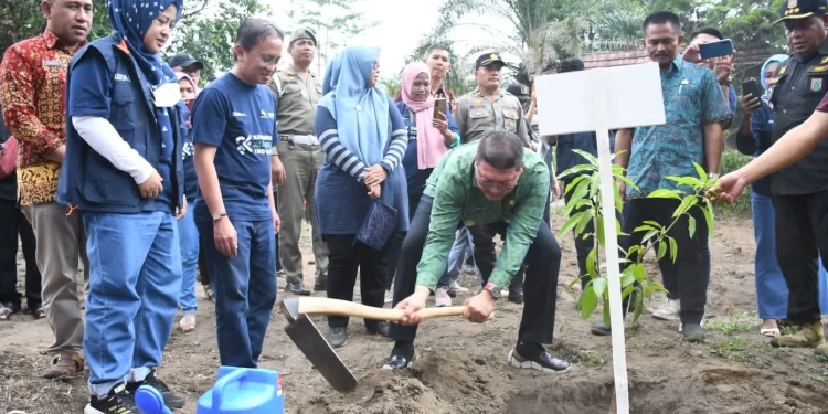 Wakil Bupati Malang Didik Gatot Subroto ikut dalam aksi penanaman pohon di wilayah Remun, Dampit, Malang oleh PJT I dan PNM. Foto: PJT I