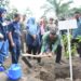 Wakil Bupati Malang Didik Gatot Subroto ikut dalam aksi penanaman pohon di wilayah Remun, Dampit, Malang oleh PJT I dan PNM. Foto: PJT I