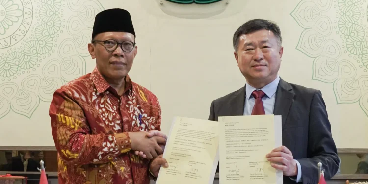Sabtu (09/12) Rektor Unisma, Prof. Dr. H. Maskuri, M.Si didampingi wakil rektor 2, menerima kunjungan sekaligus MoU & FGD antara Unisma dengan Shandong Foreign Trade Vocational College, People's Republic of China di Gedung Umar Bin Khattab, lt.6, Unisma. Foto / dok Unisma