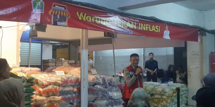 Pj Wali Kota Malang, Wahyu Hidayat meresmikan Warung Tekan Inflasi di Pasar Dinoyo (M Sholeh)