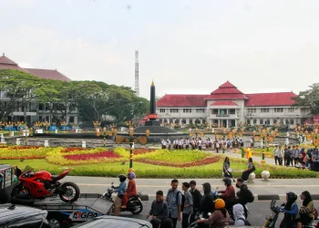 Balai Kota dan Alun-alun Tugu Malang sebagai ilustrasi Bangunan Peninggalan Kolonial Belanda.