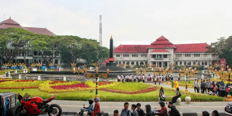 Balai Kota dan Alun-alun Tugu Malang sebagai ilustrasi Bangunan Peninggalan Kolonial Belanda.