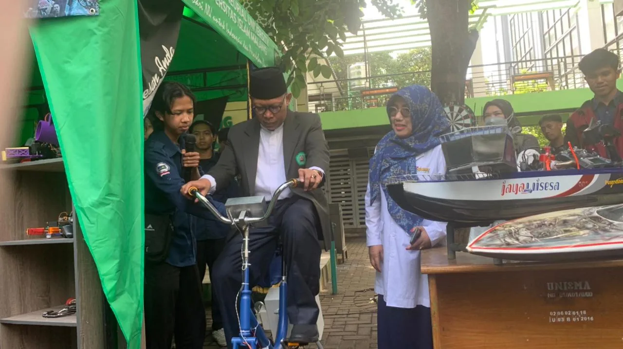 Rektor Unisma saat mencoba salah satu inovasi mahasiswa.