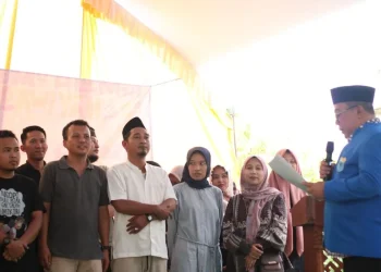 Ketua IKA PMII Kota Malang Muhammad Nurudin (kanan) saat melantik pengurus IKA PMII tingkat rayon Adawiyah.
