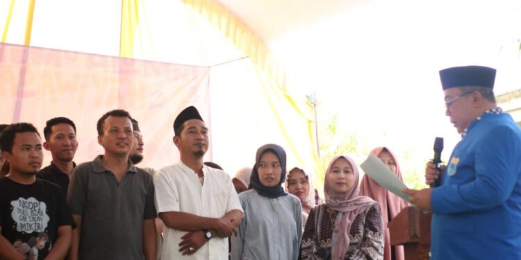 Ketua IKA PMII Kota Malang Muhammad Nurudin (kanan) saat melantik pengurus IKA PMII tingkat rayon Adawiyah.