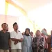 Ketua IKA PMII Kota Malang Muhammad Nurudin (kanan) saat melantik pengurus IKA PMII tingkat rayon Adawiyah.