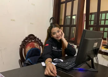 Chisma H.K mahasiswa magang MBKM Unisri Surakarta saat berada di kantor Tugu Media Malang.