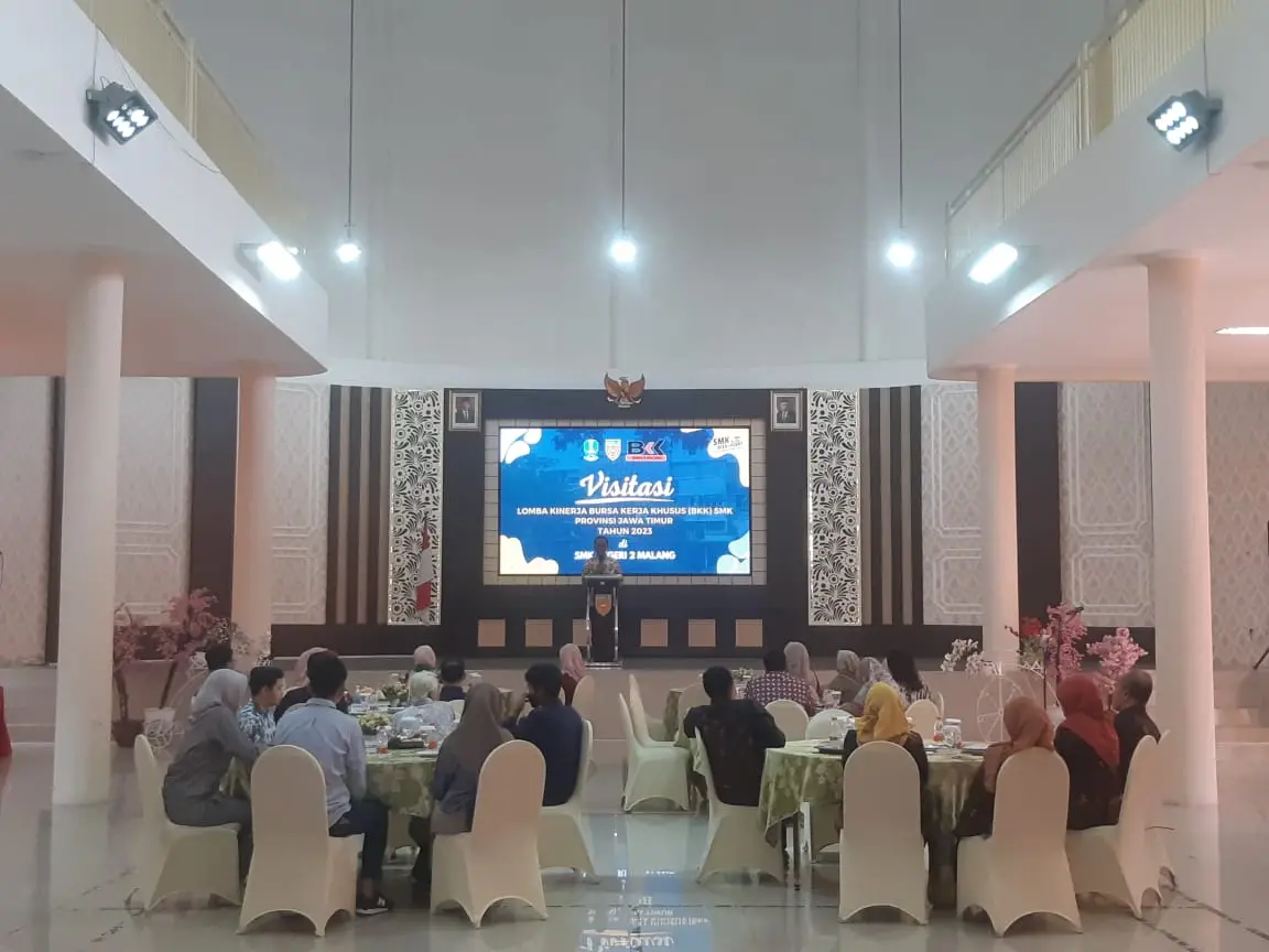 Kepala Sekolah SMK Negeri 2 Kota Malang, Dr. Drs. Hari Mulyono, M.T menyambut juri Lomba Kinerja BKK SMK Jatim.