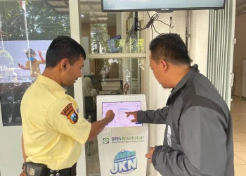 Salah seorang peserta tengah memanfaatkan layanan Anjungan Mandiri (AMAN) BPJS Kesehatan.
