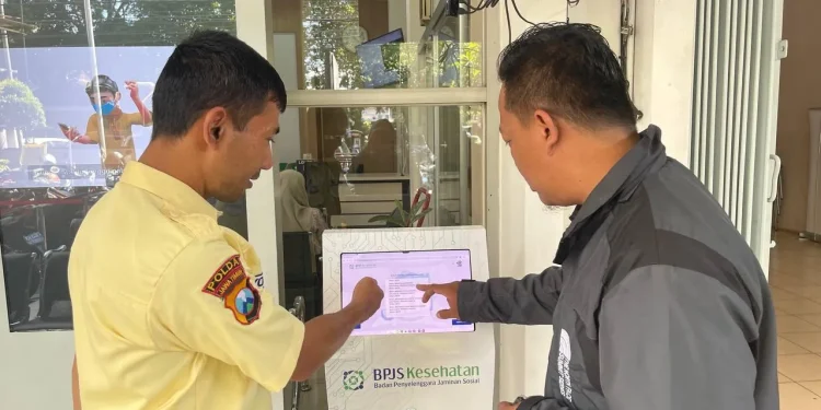 Salah seorang peserta tengah memanfaatkan layanan Anjungan Mandiri (AMAN) BPJS Kesehatan.