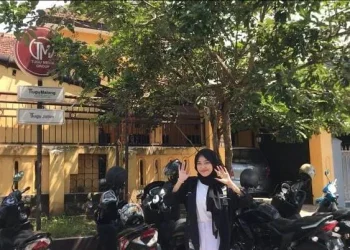 Hanifa Safia F.A berfoto di depan kantor di Tugu Media.