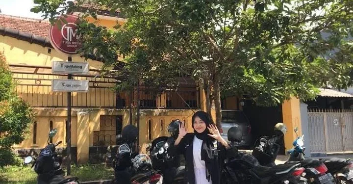 Hanifa Safia F.A berfoto di depan kantor di Tugu Media.