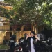 Hanifa Safia F.A berfoto di depan kantor di Tugu Media.