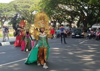 Siswa ABK di Malang Raya menampilkan Karnival Istimewa di Alun Alun Tugu Kota Malang.