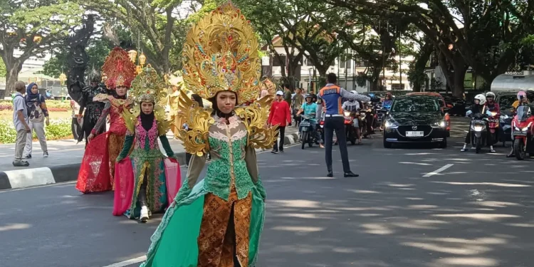 Siswa ABK di Malang Raya menampilkan Karnival Istimewa di Alun Alun Tugu Kota Malang.