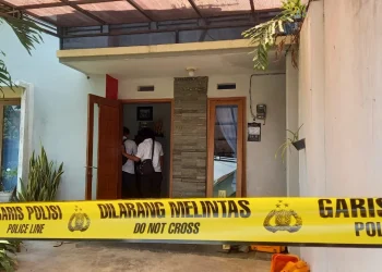 Petugas melakukan olah TKP di rumah korban.
