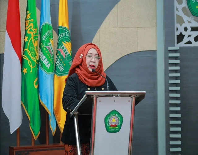 Dekan FEB Unisma, Nur Diana, S.E., M.Si.,CBV.,CERA, saat memberikan sambutan.