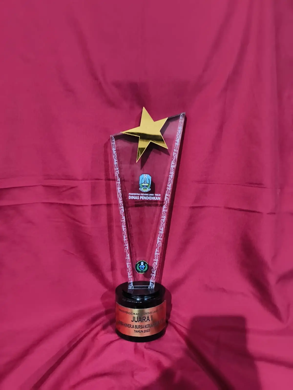 Piala juara 1 SMKN 2 Malang di Lomba BKK tingkat provinsi Jatim.