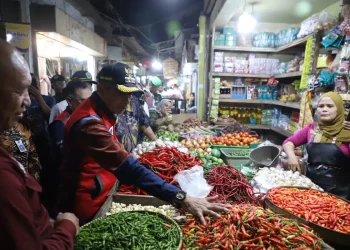 Sidak Pj Wali Kota Malang bersama TPID di salah satu distributor beras.
