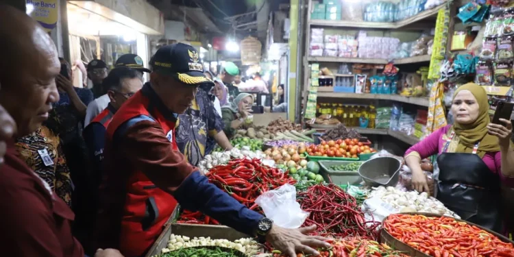 Sidak Pj Wali Kota Malang bersama TPID di salah satu distributor beras.