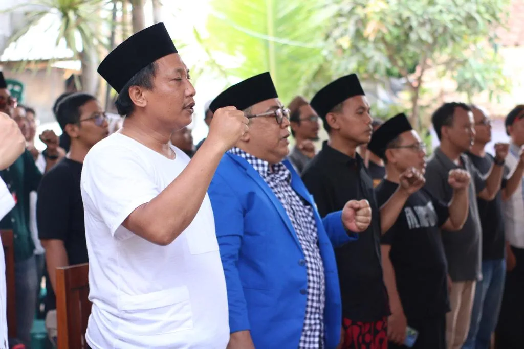 Dari kiri, Pengasuh Pesantren Rakyat KH Abdullah Sam (kiri), Ketua IKA PMII Muhammad Nurudin, dan Ketua IKA PMII Rayon Al Adawiyah Edi Purwanto, serta sejumlah peserta.