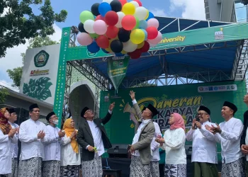 Suasana dan pembukaan pameran karya wirausaha dan inovasi Unisma tahun 2023. Dibuka dengan pelepasan balon.