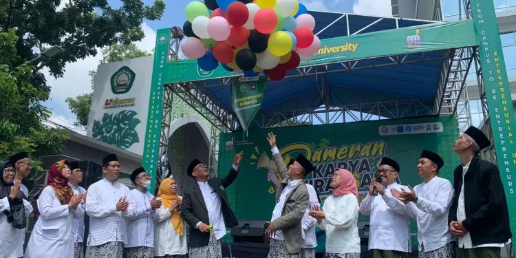 Suasana dan pembukaan pameran karya wirausaha dan inovasi Unisma tahun 2023. Dibuka dengan pelepasan balon.