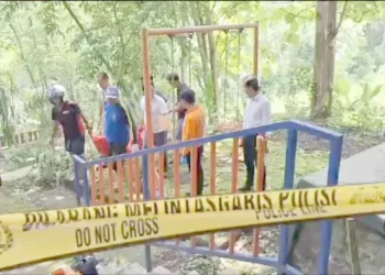 Proses evakuasi pria asal Pasuruan yang ditemukan tewas di Taman Puspa.