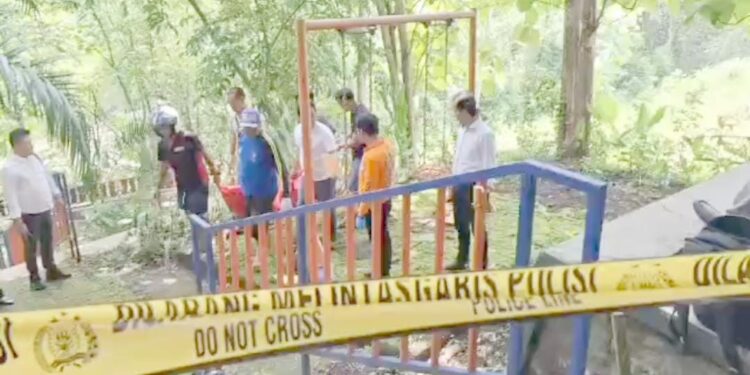 Proses evakuasi pria asal Pasuruan yang ditemukan tewas di Taman Puspa.