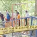 Proses evakuasi pria asal Pasuruan yang ditemukan tewas di Taman Puspa.