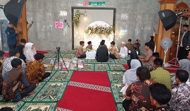 Para peserta didik SMKN 2 Kota Malang tengah mempraktikkan pembelajaran merdeka belajar pendidikan agama Islam.