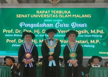 Dari kiri : Prof Dr Dyah Werdiningsih MPd Bidang Ilmu Pendidikan Bahasa dan Sastra Indonesia dari FKIP; Rektor Unisma Prof Maskuri MSi; dan Prof Dr Ir Mahayu Woro Lestari MP Bidang Ilmu Hortikultura dari Fakultas Pertanian.