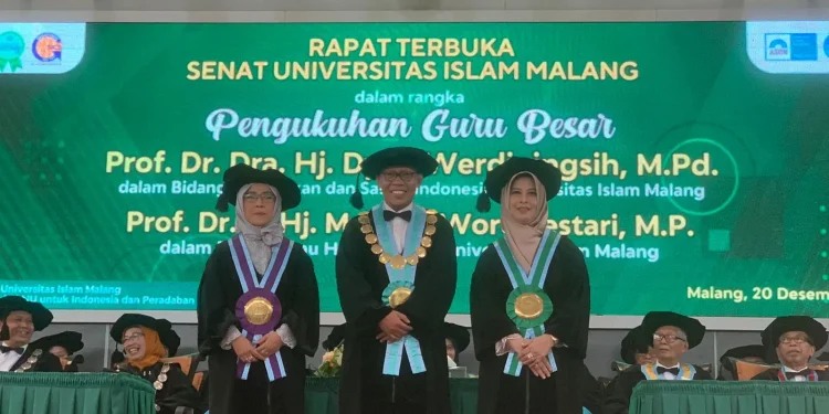 Dari kiri : Prof Dr Dyah Werdiningsih MPd Bidang Ilmu Pendidikan Bahasa dan Sastra Indonesia dari FKIP; Rektor Unisma Prof Maskuri MSi; dan Prof Dr Ir Mahayu Woro Lestari MP Bidang Ilmu Hortikultura dari Fakultas Pertanian.