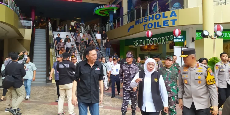 Cegah Insiden Glenmore, Gubernur Jatim Khofifah Indar Parawansa bersama Forkopimda Jatim meninjau kesiapan pengamanan wisata di Jatim Park 3 Kota Batu, Jawa Timur, Sabtu (30/12/2023).