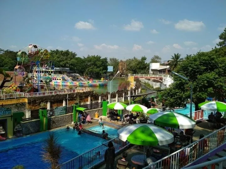 Potret kolam renang Taman rekreasi sengkaling. 