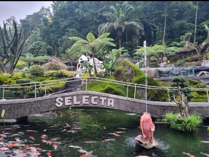 Potret kolam ikan Taman Rekreasi Selecta. 