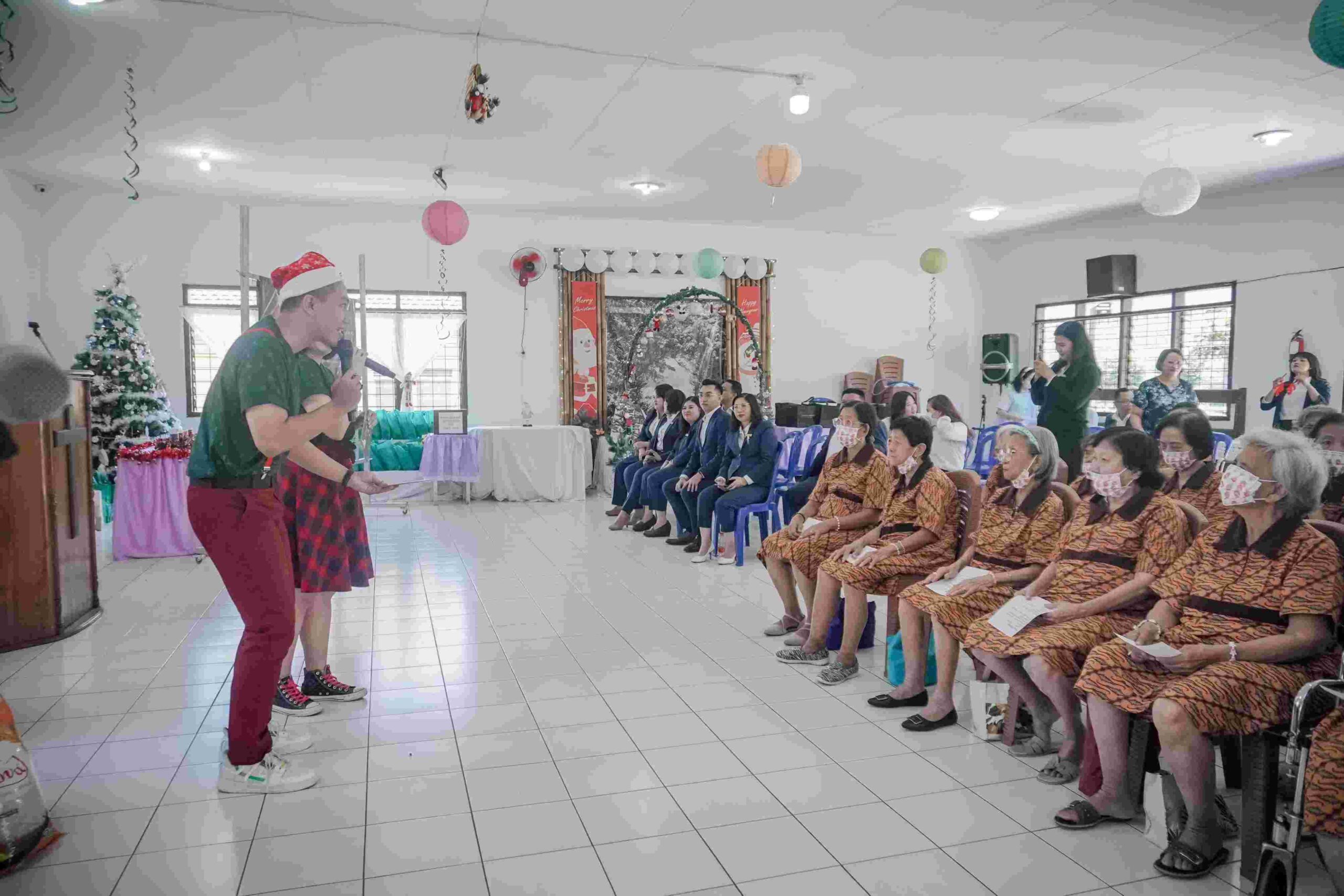 Acara kunjungan Grand Mercure Malang Mirama ke Oma-Oma Panti Jompo di momen Natal yang indah. 