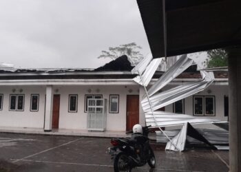Atap bangunan fasilitas umum di Kecamatan Jabung rusak diterpa angin kencang.