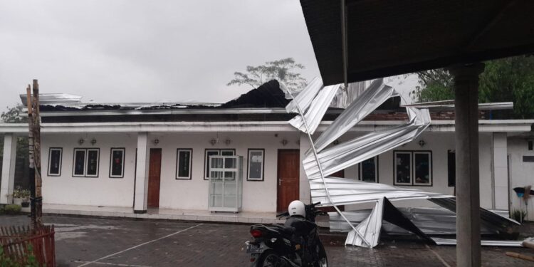 Atap bangunan fasilitas umum di Kecamatan Jabung rusak diterpa angin kencang.