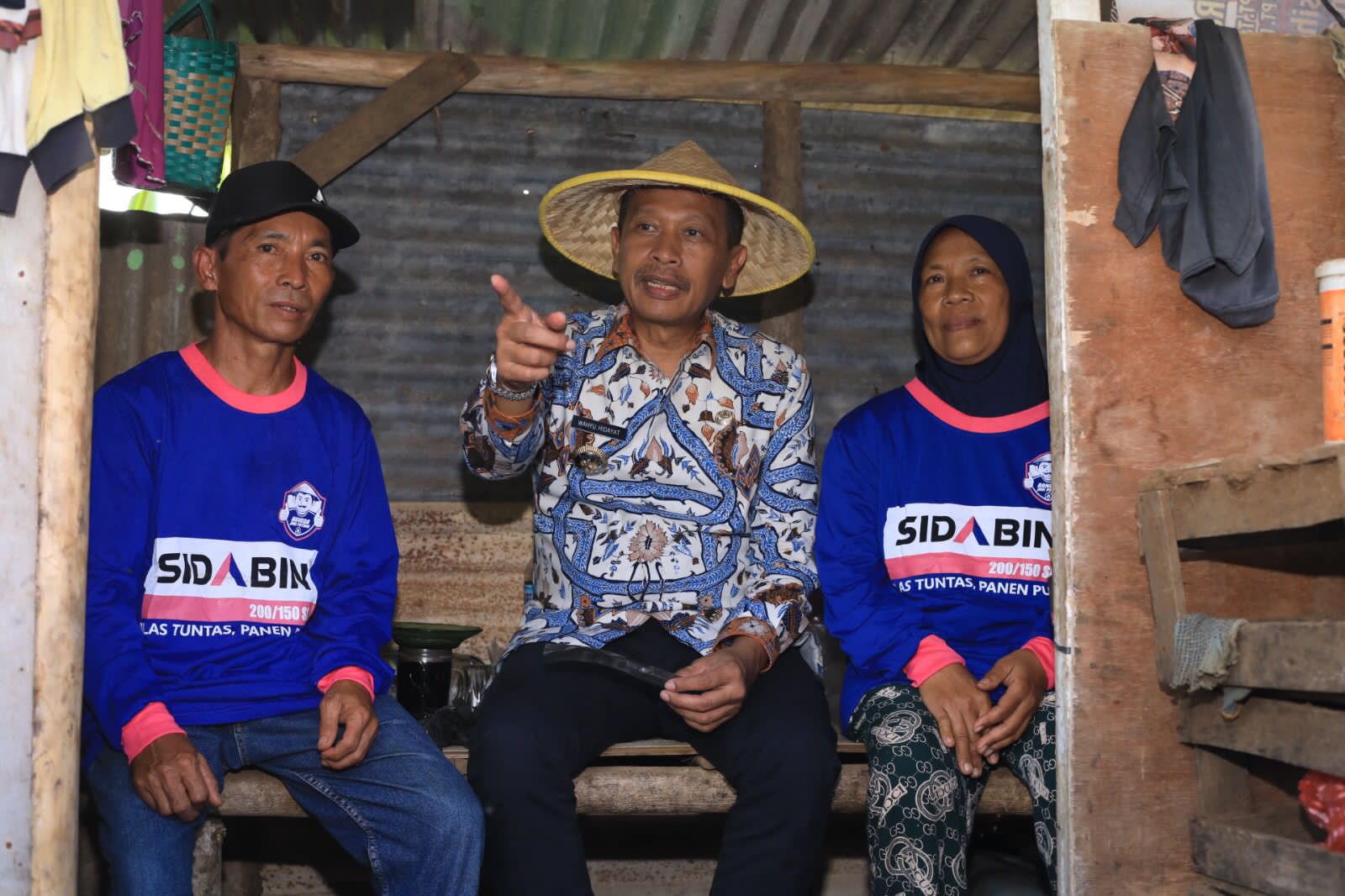 Pj Wali Kota Malang, Dr. Ir. Wahyu Hidayat, MM, saat berbincang dengan seorang petani cabai. 