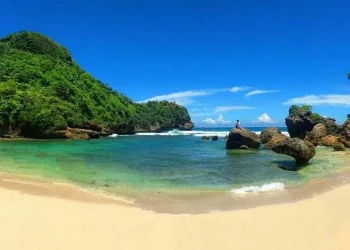 Keindahan Pantai Watu Leter yang sangat menawan.