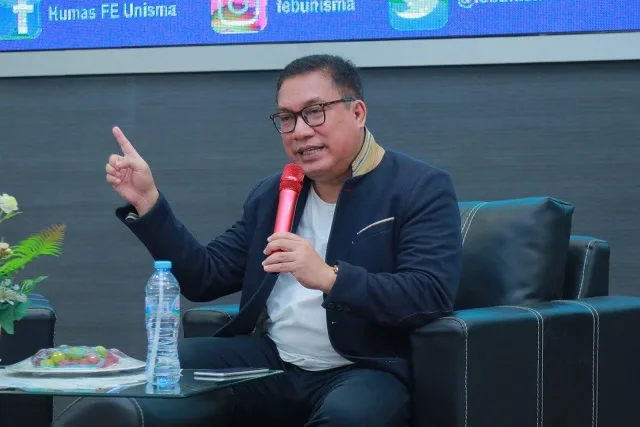 Dr. M. Arrozi Adhikara. SE., M.Si., Ak., CA, Wakil Rektor Bidang Inovasi dan Riset Universitas Esa Unggul saat menjadi pembicara di FEB Unisma.