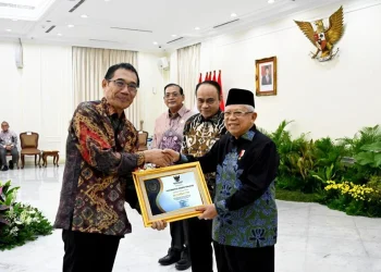 Wakil Presiden Republik Indonesia, Prof. Dr. K.H. Ma’ruf Amin memberikan sertifikat penghargaan kepada Rektor UM, Prof. Dr. Hariyono, M.Pd,.