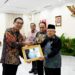 Wakil Presiden Republik Indonesia, Prof. Dr. K.H. Ma’ruf Amin memberikan sertifikat penghargaan kepada Rektor UM, Prof. Dr. Hariyono, M.Pd,.