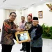 Wakil Presiden Republik Indonesia, Prof. Dr. K.H. Ma’ruf Amin memberikan sertifikat penghargaan kepada Rektor UM, Prof. Dr. Hariyono, M.Pd,.